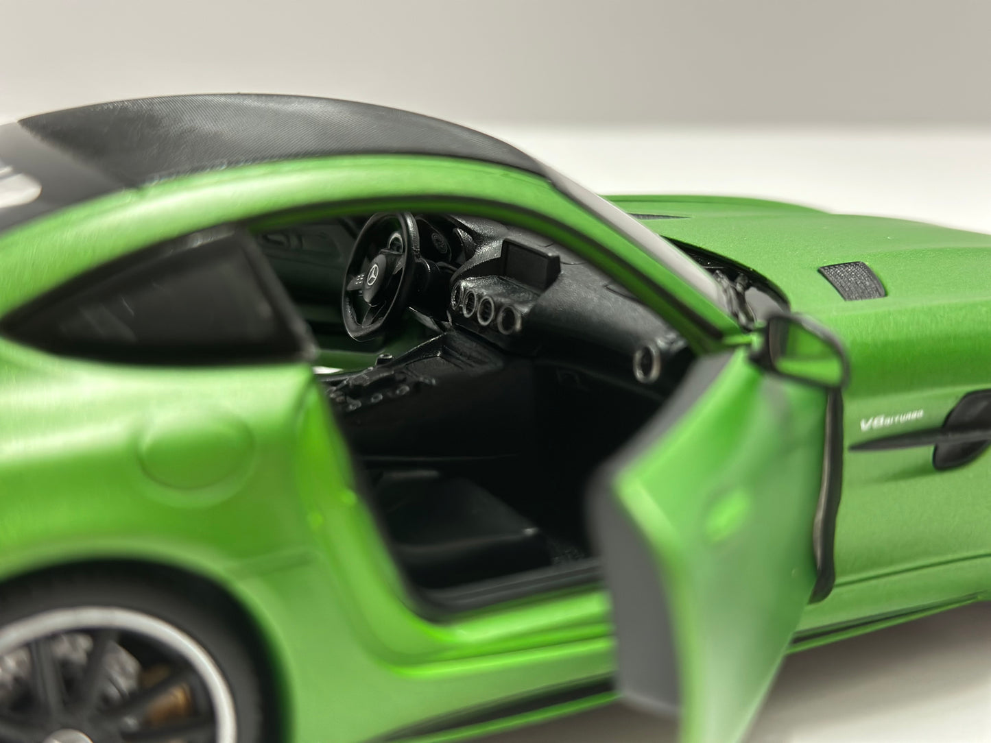 Welly 1:24 Mercedes-Benz AMG GT-R  Diecast Matte Green