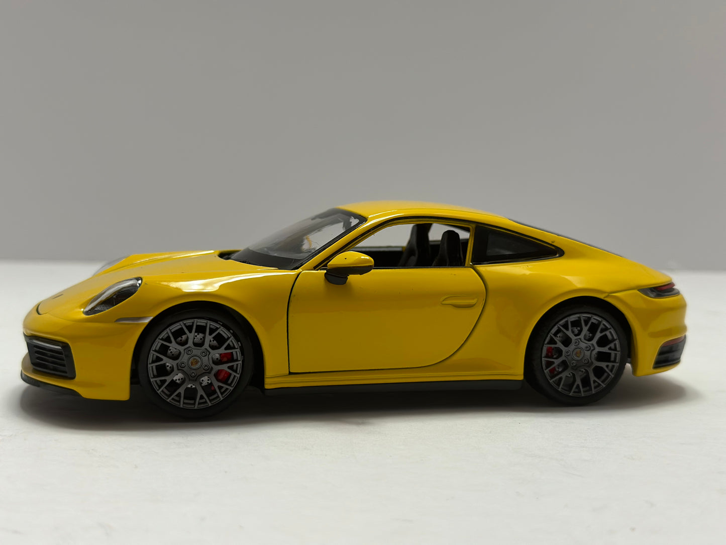 Welly 1:24 2020 Porsche 911 Carrera 4S Diecast Yellow