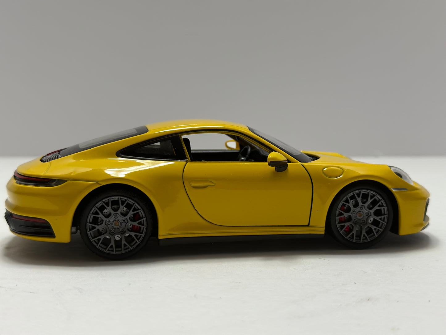 Welly 1:24 2020 Porsche 911 Carrera 4S Diecast Yellow