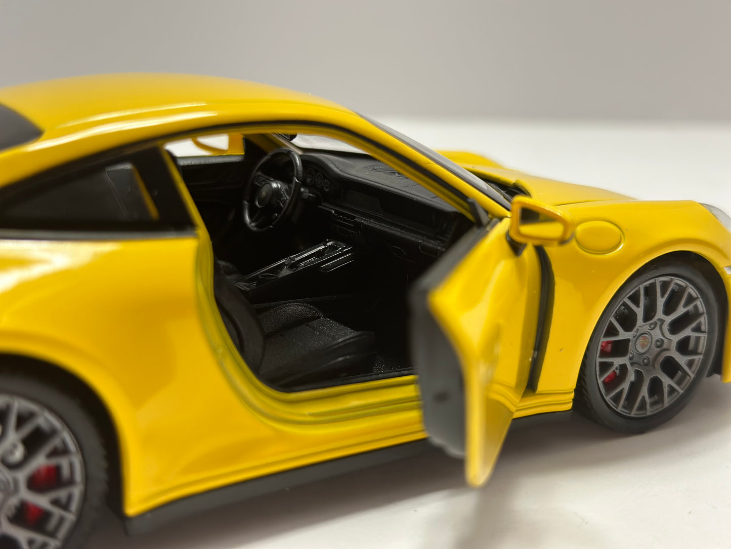 Welly 1:24 2020 Porsche 911 Carrera 4S Diecast Yellow