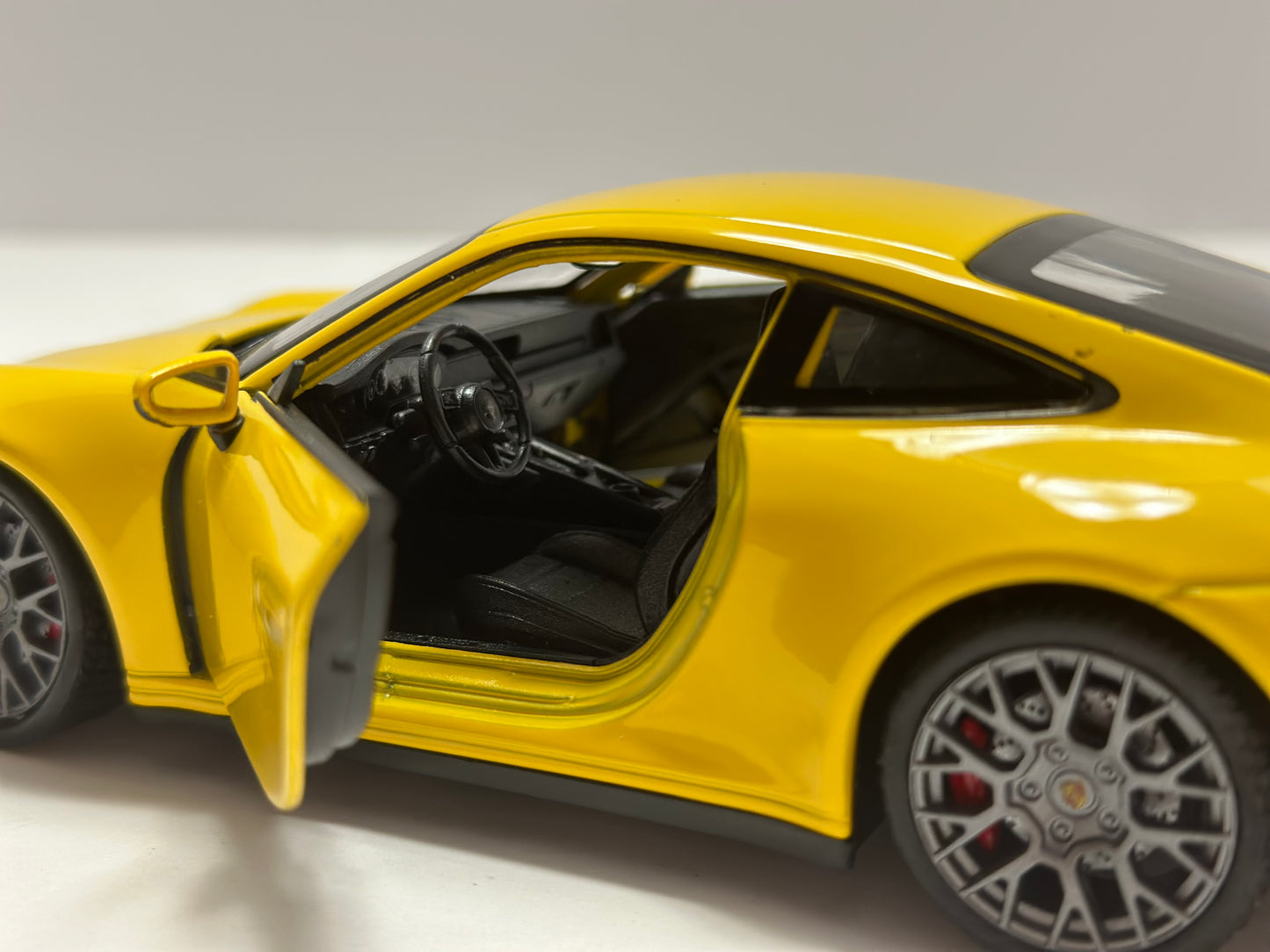 Welly 1:24 2020 Porsche 911 Carrera 4S Diecast Yellow