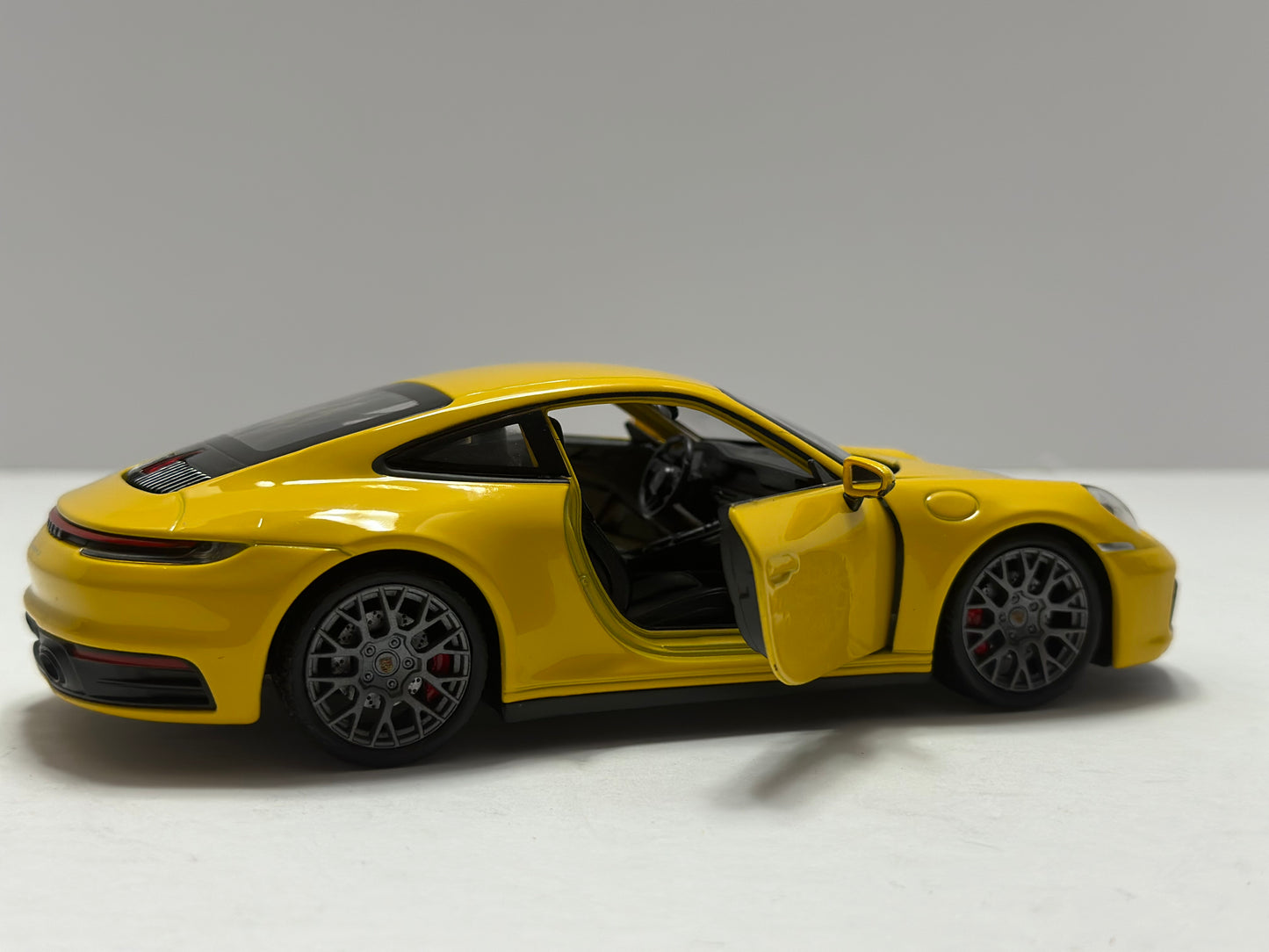 Welly 1:24 2020 Porsche 911 Carrera 4S Diecast Yellow