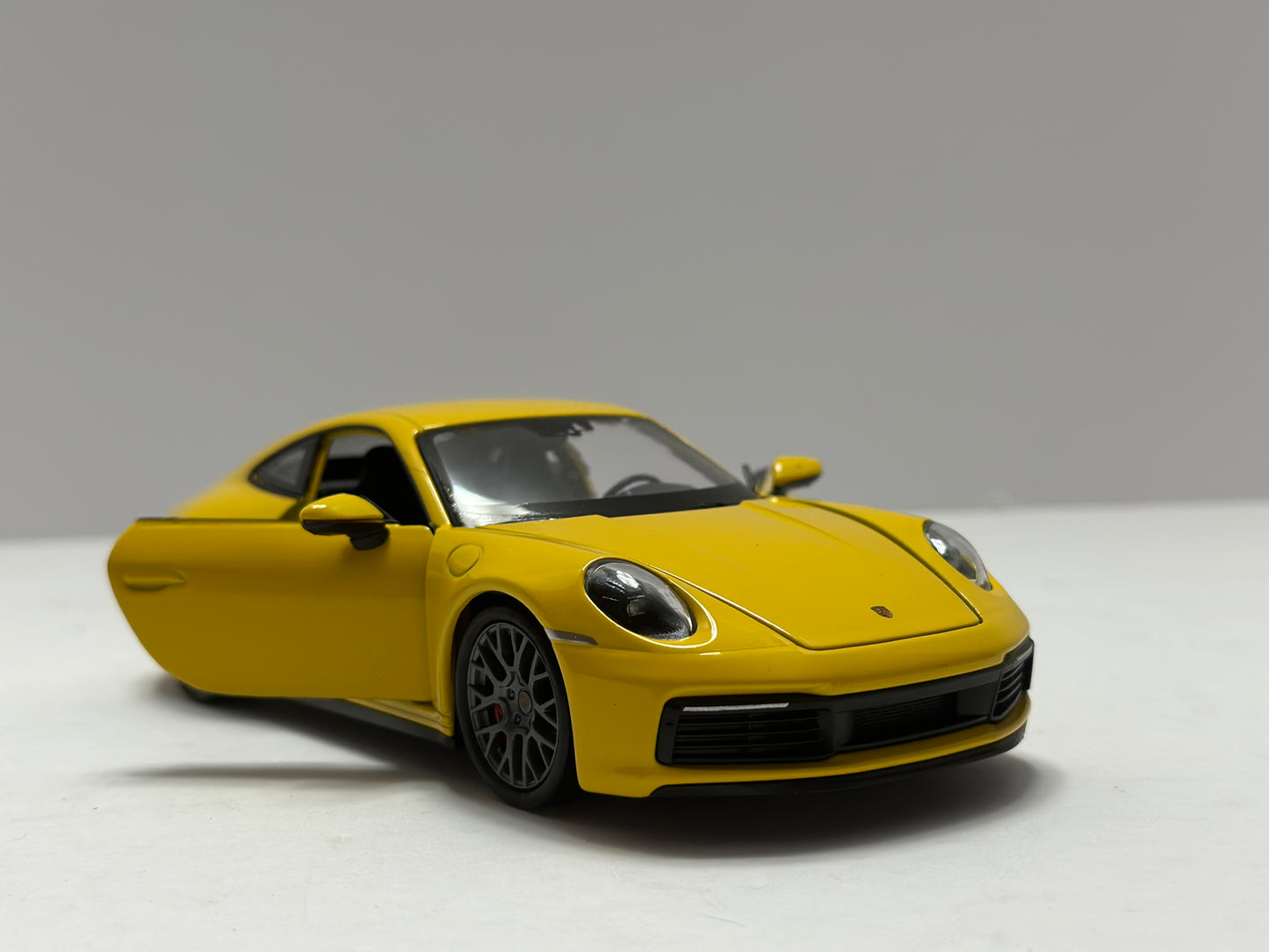 Welly 1:24 2020 Porsche 911 Carrera 4S Diecast Yellow