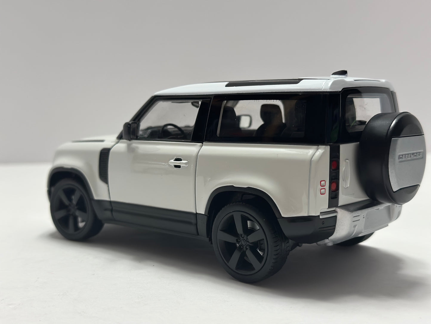 Welly 1:24 2020 LAND ROVER DEFENDER CREAM WHITE DIECAST