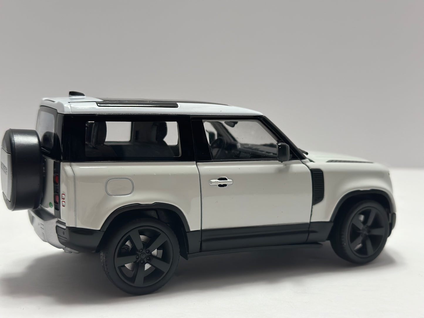 Welly 1:24 2020 LAND ROVER DEFENDER CREAM WHITE DIECAST