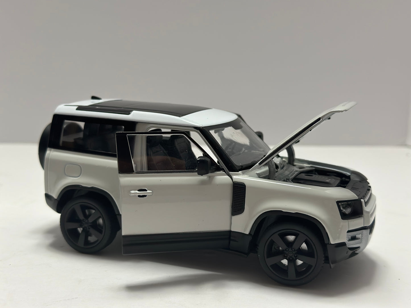 Welly 1:24 2020 LAND ROVER DEFENDER CREAM WHITE DIECAST