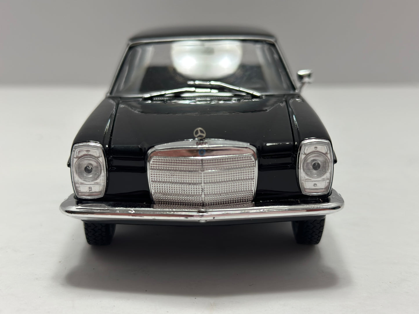 Welly 1:24 1968 Mercedes-Benz 220 Black Diecast