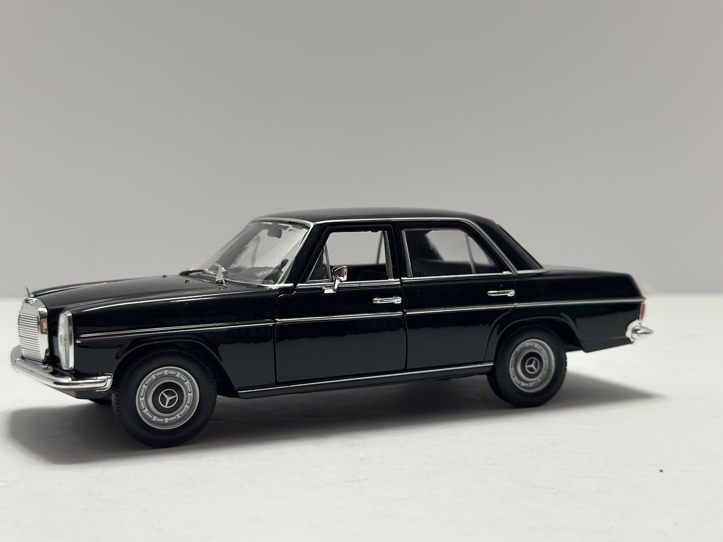 Welly 1:24 1968 Mercedes-Benz 220 Black Diecast