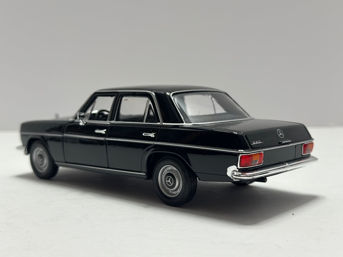 Welly 1:24 1968 Mercedes-Benz 220 Black Diecast