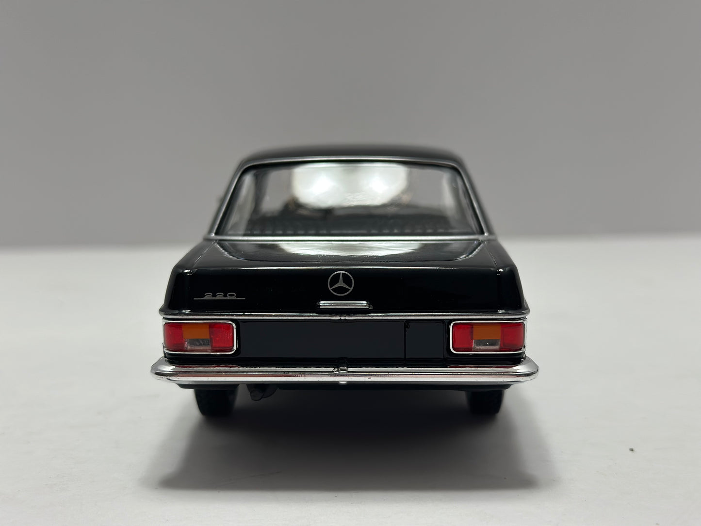 Welly 1:24 1968 Mercedes-Benz 220 Black Diecast