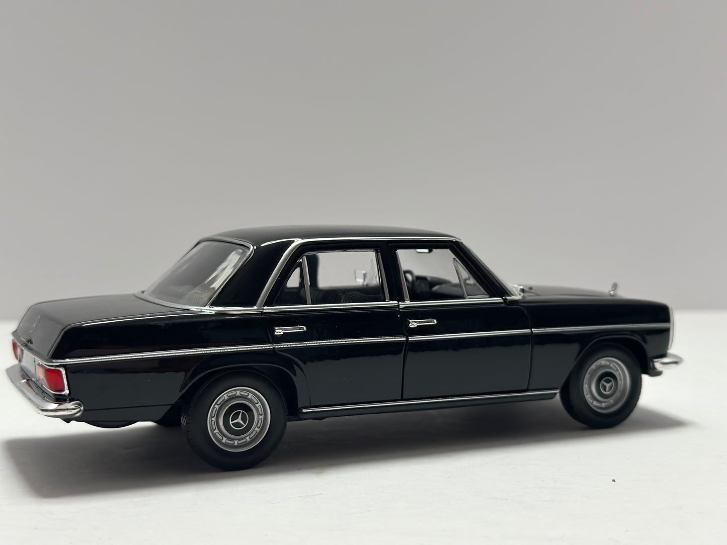 Welly 1:24 1968 Mercedes-Benz 220 Black Diecast