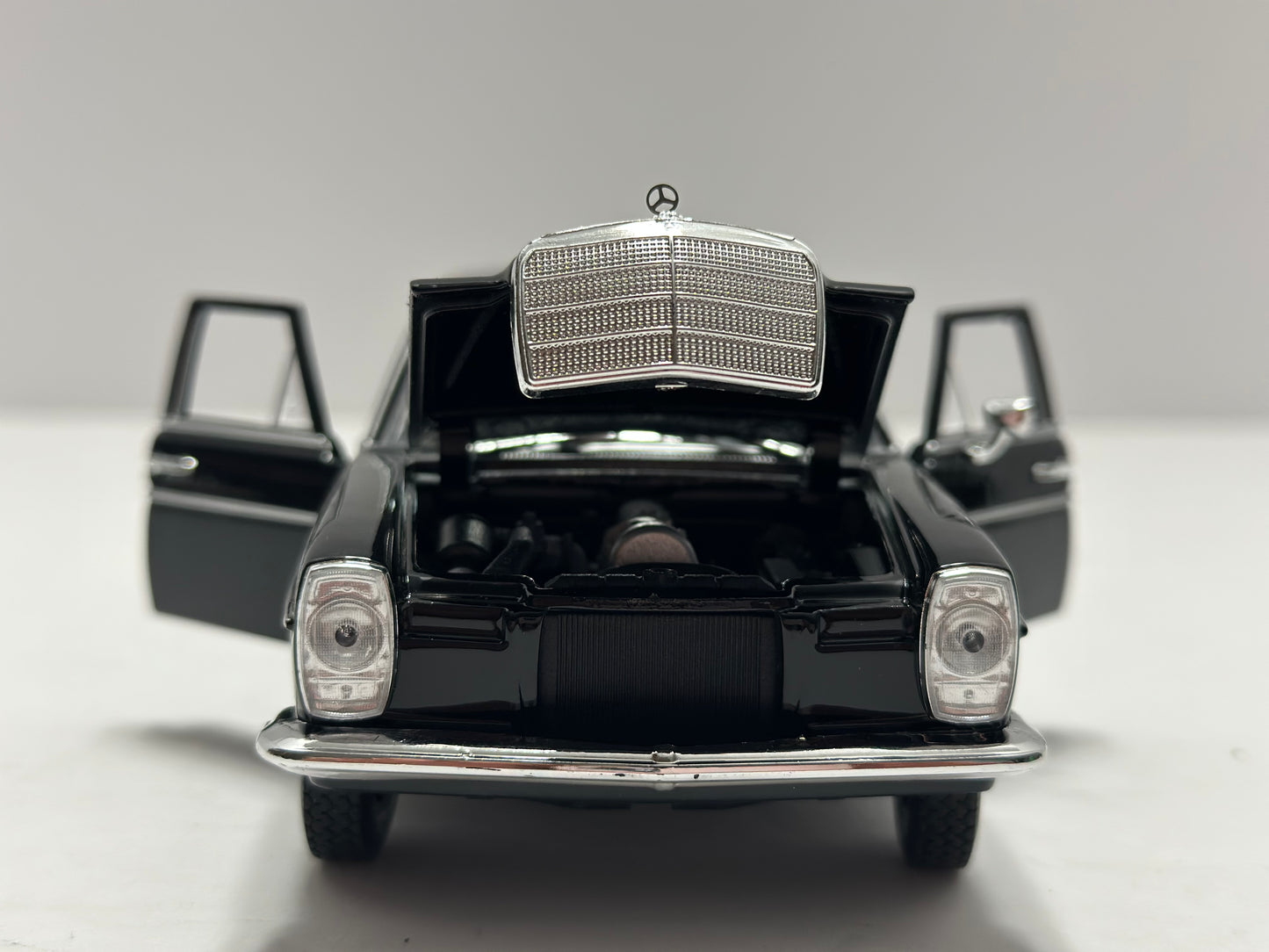 Welly 1:24 1968 Mercedes-Benz 220 Black Diecast