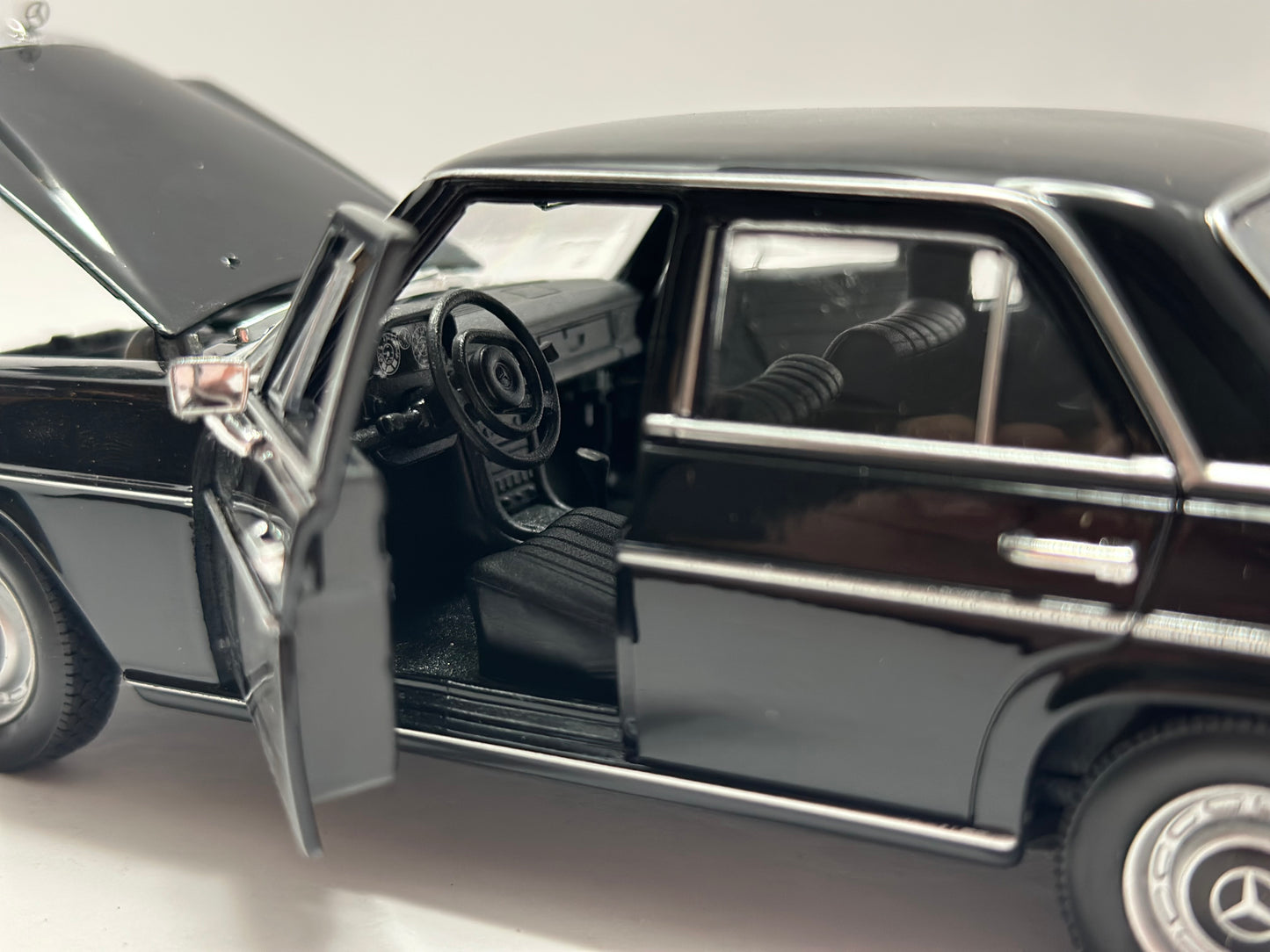 Welly 1:24 1968 Mercedes-Benz 220 Black Diecast