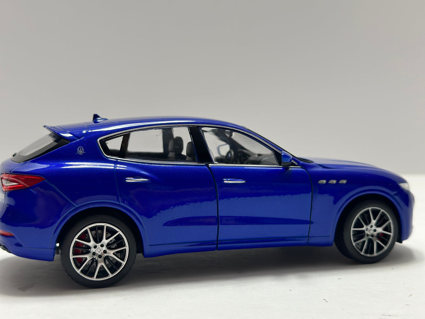 Welly 1:24 MASERATI LEVANTE BLUE Diecast