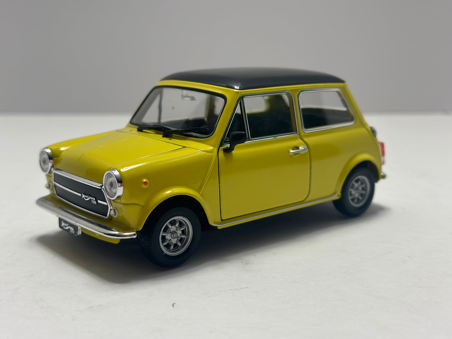 WELLY 1/24 BMW MINI Cooper 1300 Diecasts