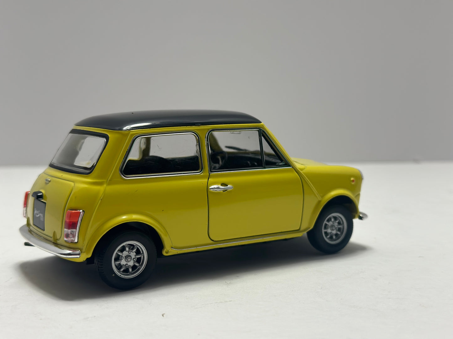 WELLY 1/24 BMW MINI Cooper 1300 Diecasts