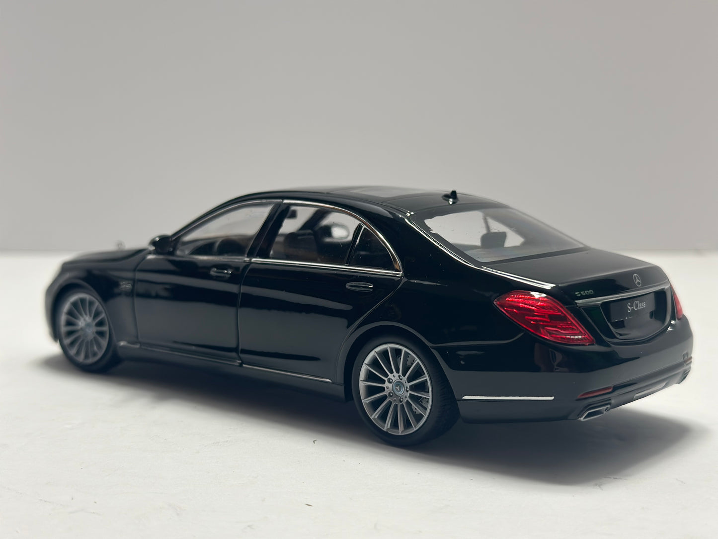 Welly 1:24 2015 Mercedes-Benz S-Class  Black Diecast