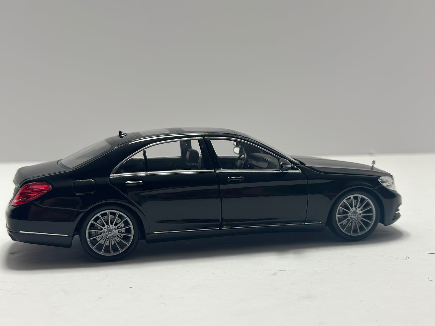 Welly 1:24 2015 Mercedes-Benz S-Class  Black Diecast