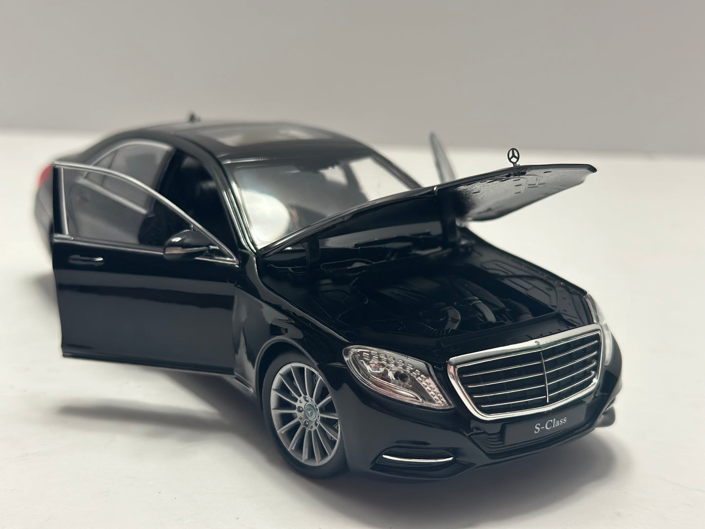 Welly 1:24 2015 Mercedes-Benz S-Class  Black Diecast