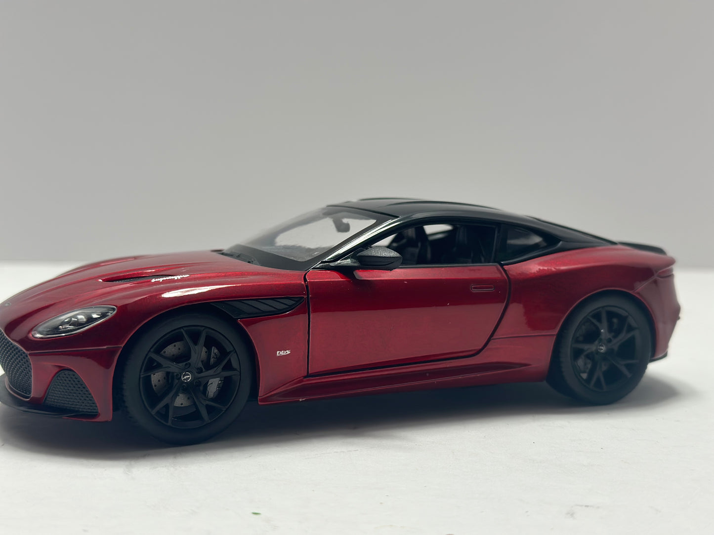 Welly 1:24 Aston Martin DBS Superleggera Red Diecast