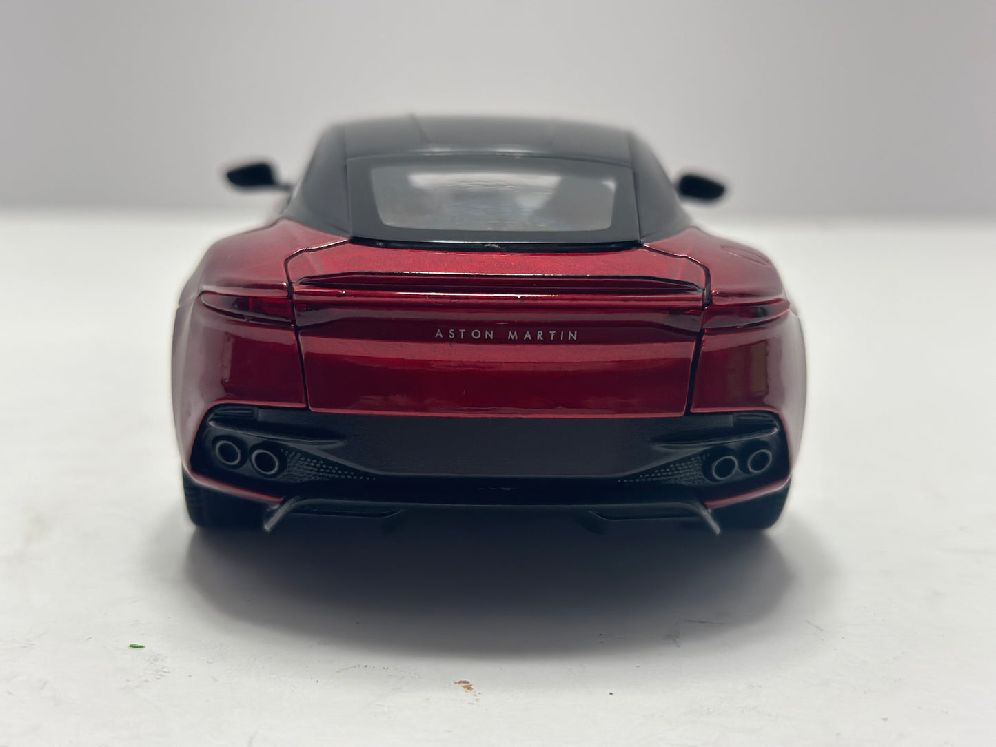 Welly 1:24 Aston Martin DBS Superleggera Red Diecast