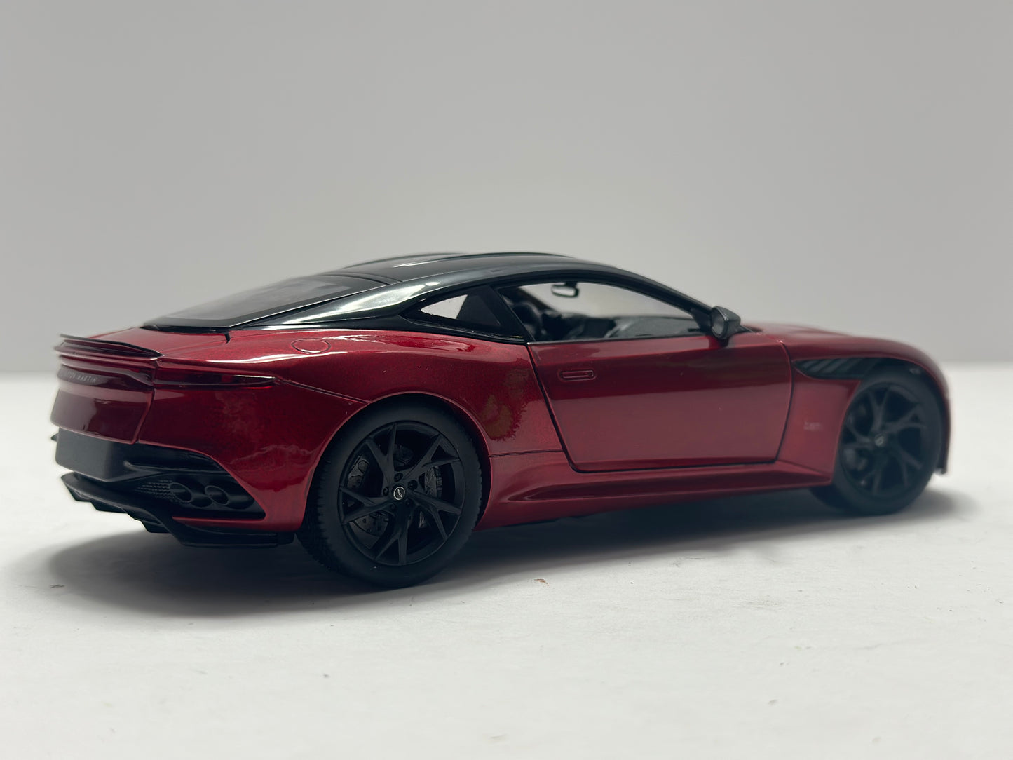 Welly 1:24 Aston Martin DBS Superleggera Red Diecast