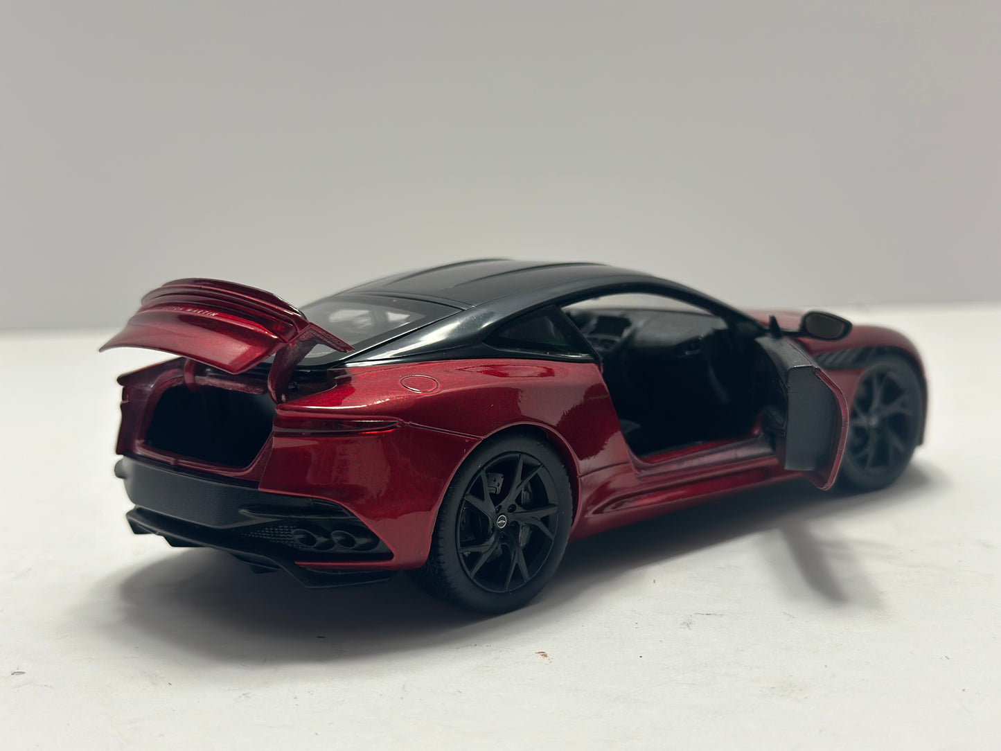 Welly 1:24 Aston Martin DBS Superleggera Red Diecast