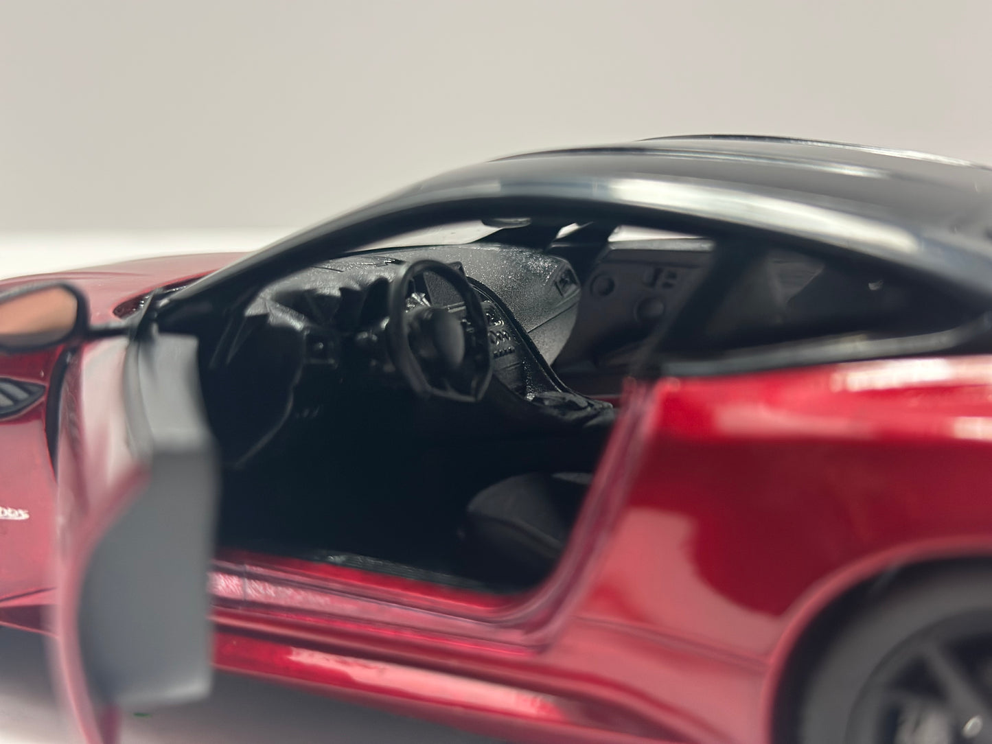 Welly 1:24 Aston Martin DBS Superleggera Red Diecast