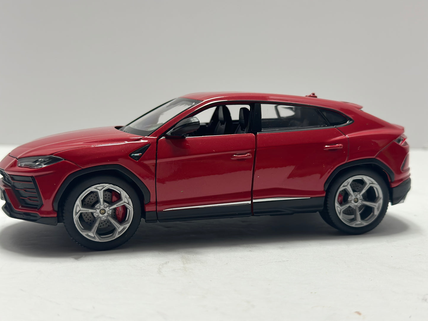 Welly 1:24 Lamborghini Urus Red Diecast