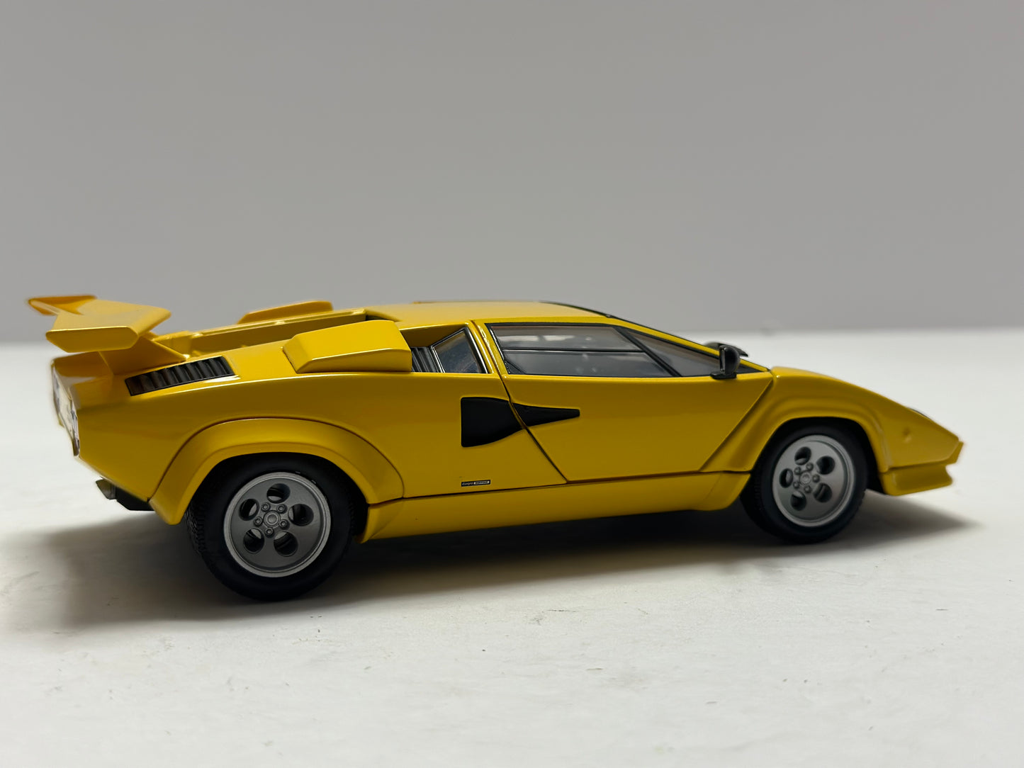 Welly 1:24 Lamborghini Countach LP 5000 S Diecast Yellow