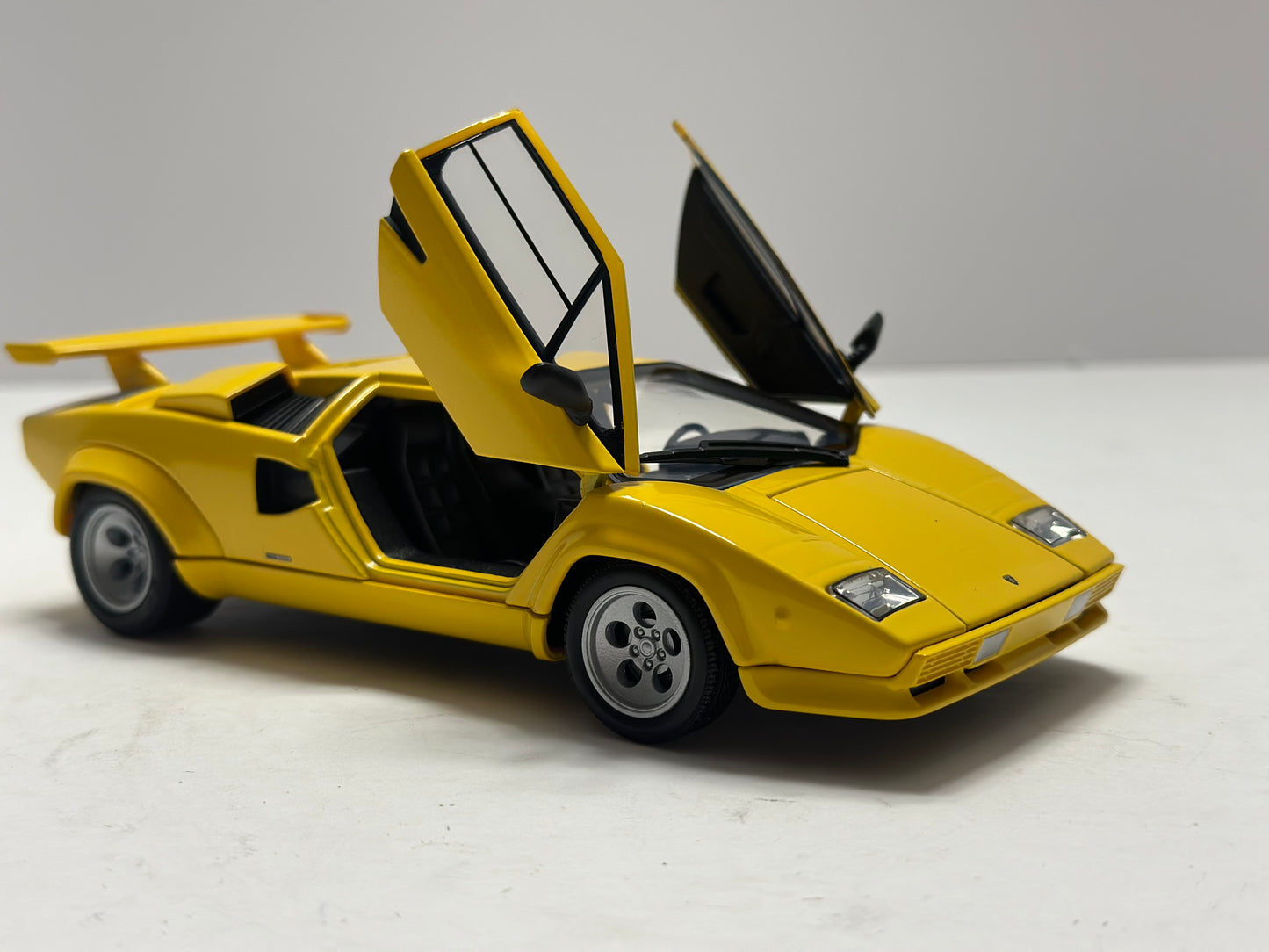 Welly 1:24 Lamborghini Countach LP 5000 S Diecast Yellow