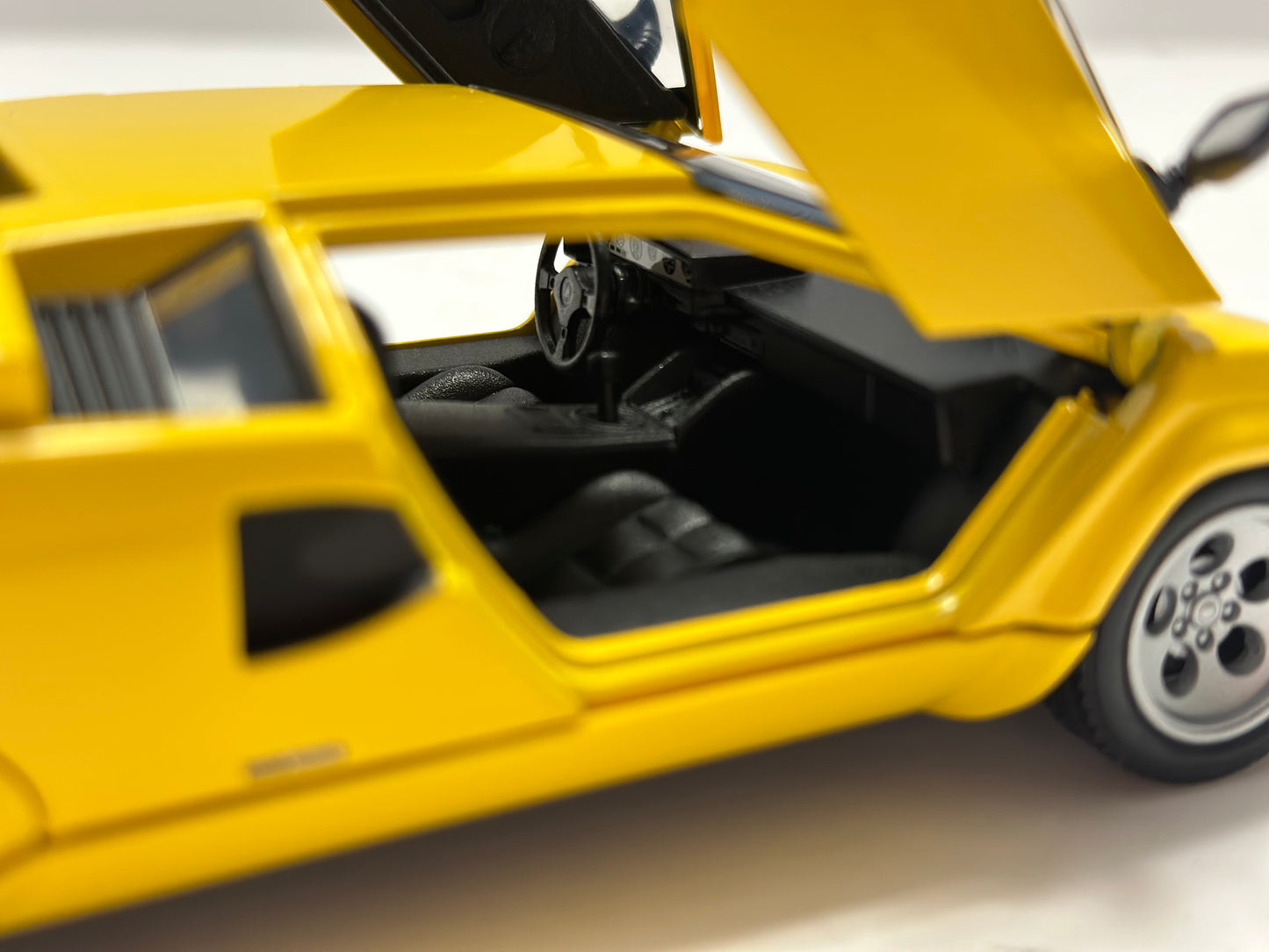 Welly 1:24 Lamborghini Countach LP 5000 S Diecast Yellow