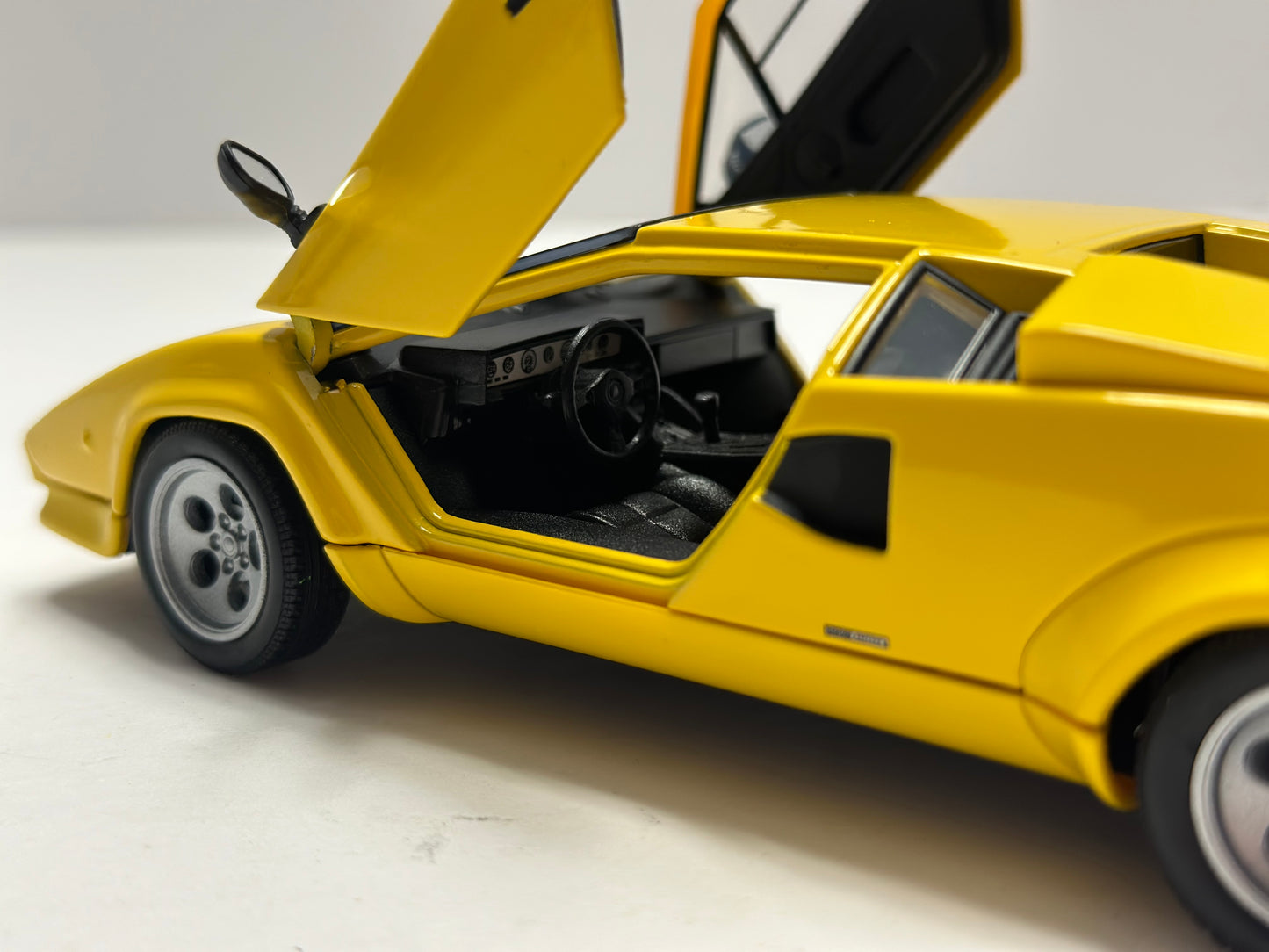 Welly 1:24 Lamborghini Countach LP 5000 S Diecast Yellow