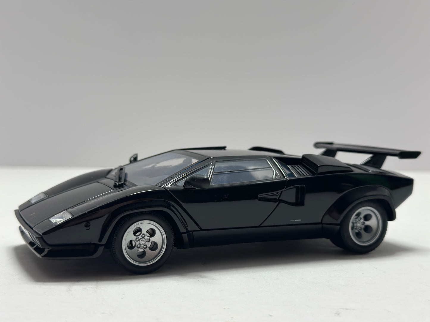 Welly 1:24 Lamborghini Countach LP 5000 S Diecast Black