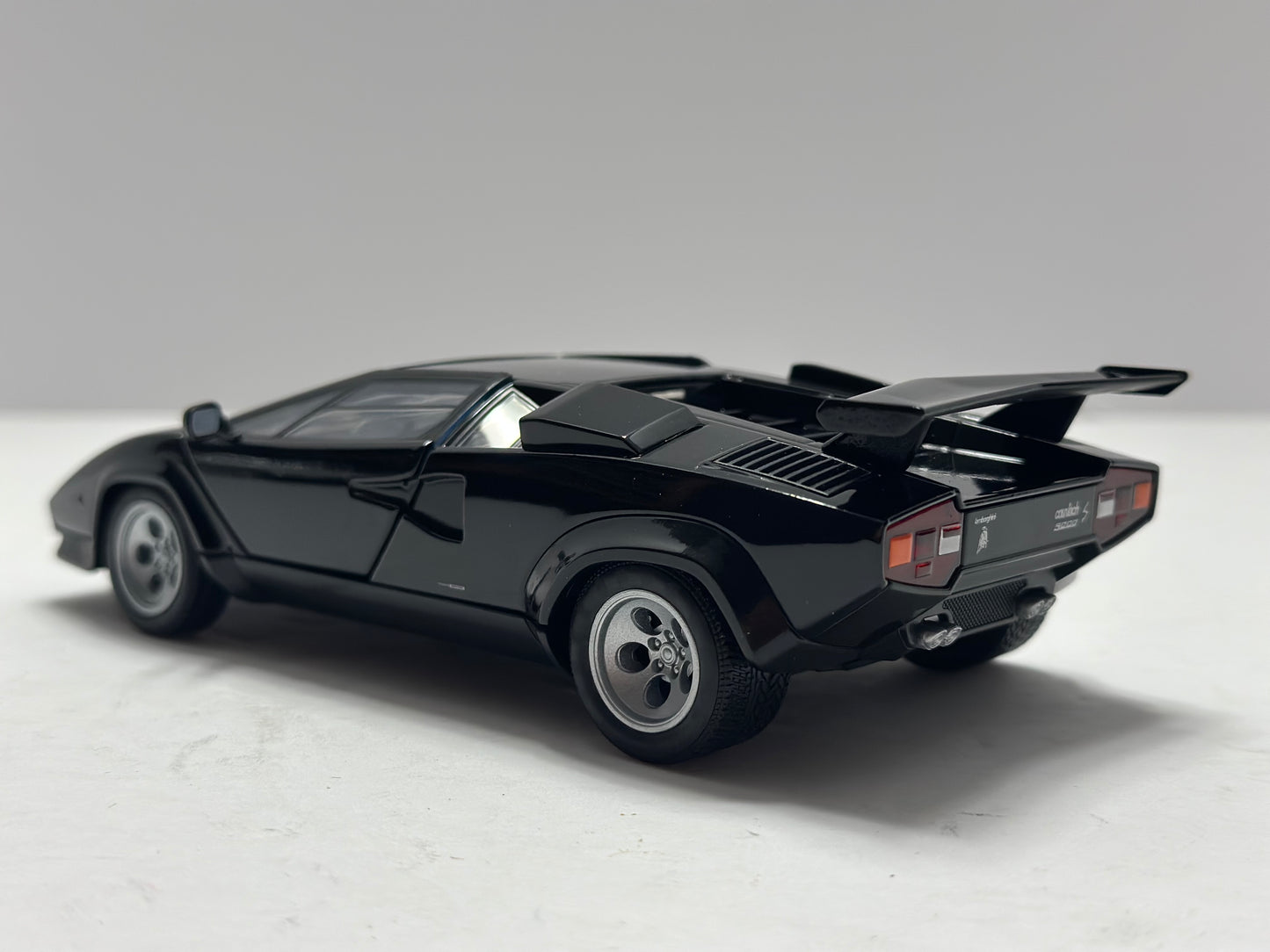 Welly 1:24 Lamborghini Countach LP 5000 S Diecast Black