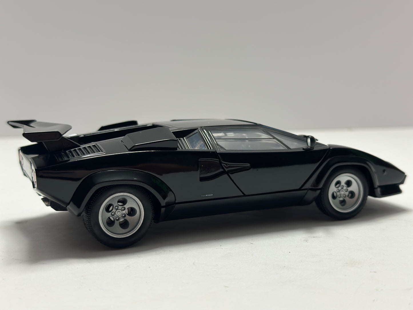 Welly 1:24 Lamborghini Countach LP 5000 S Diecast Black