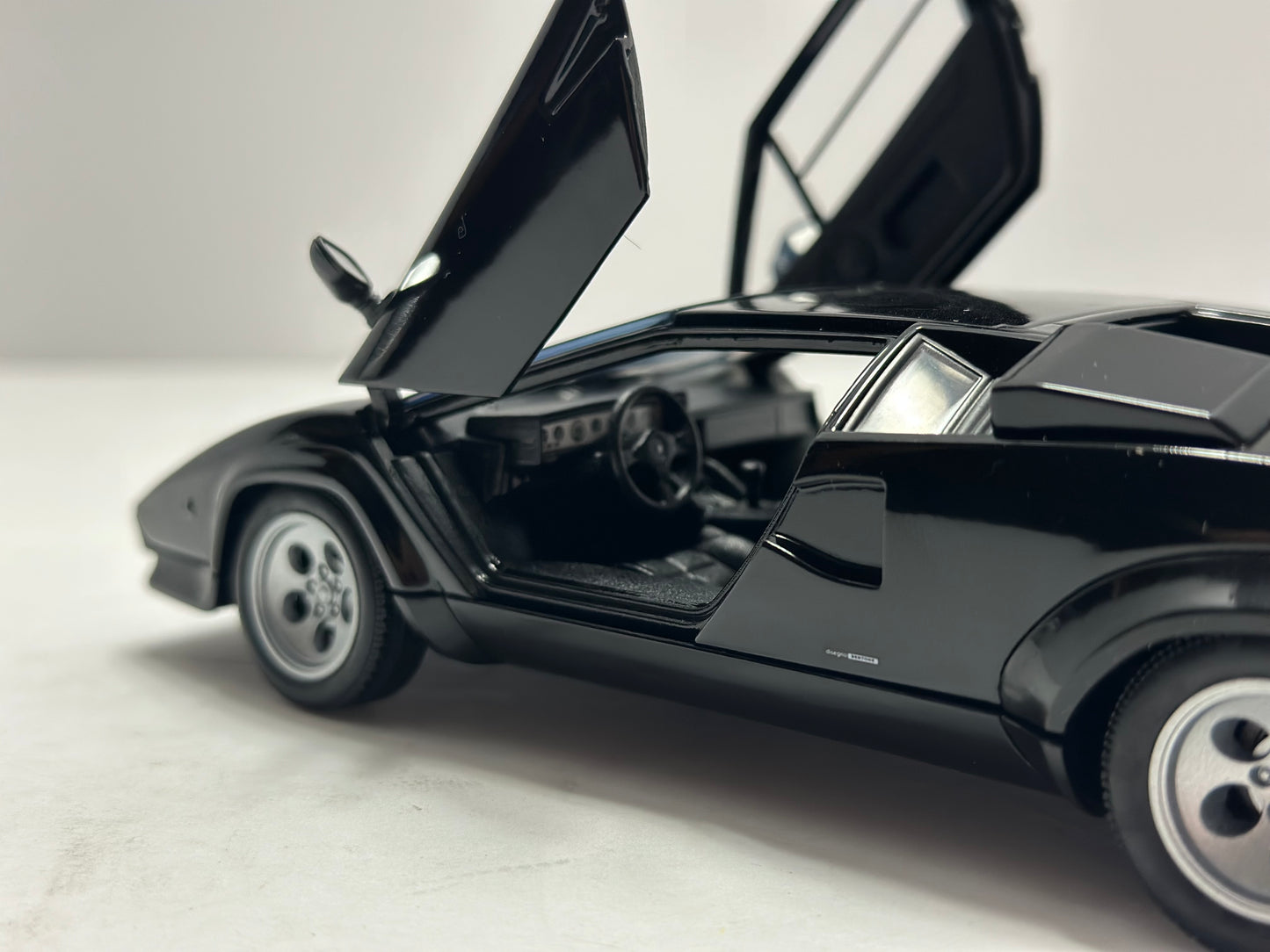 Welly 1:24 Lamborghini Countach LP 5000 S Diecast Black