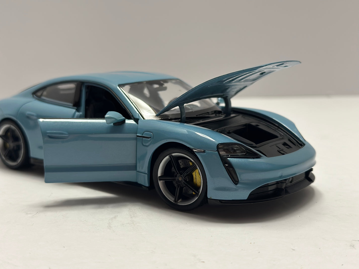 Welly 1:24 Porsche Taycan Turbo S Diecast Blue