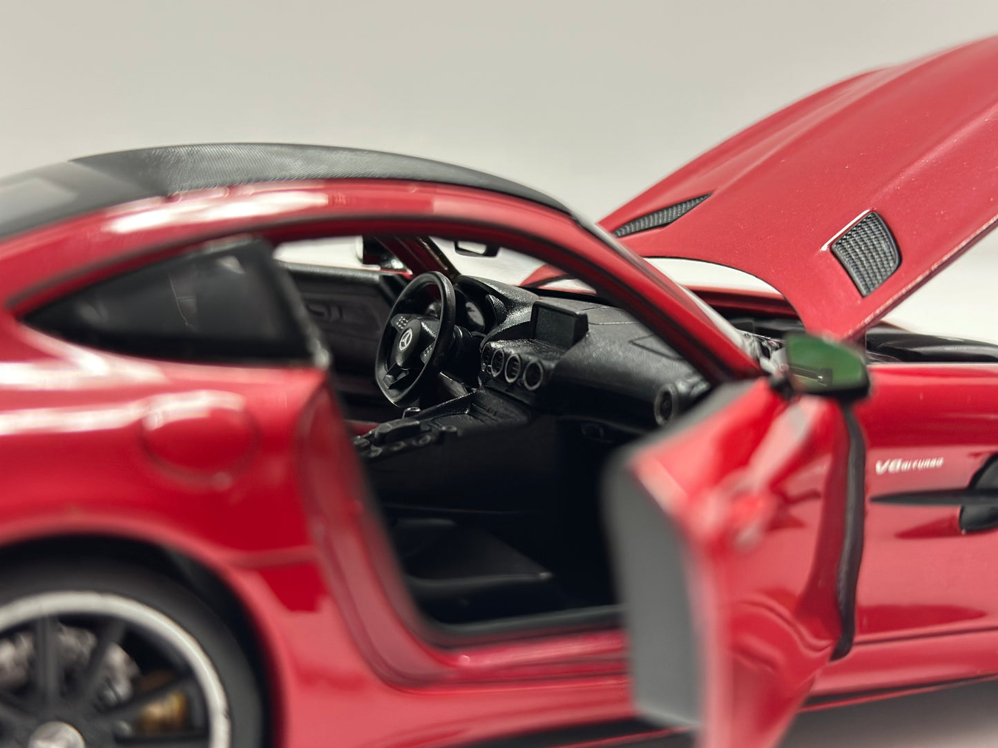 Welly 1:24 Mercedes-Benz AMG GTR Diecast Red