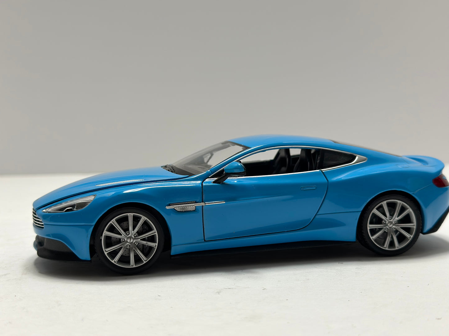 Welly 1:24 Aston Martin Vanquish Diecast Blue