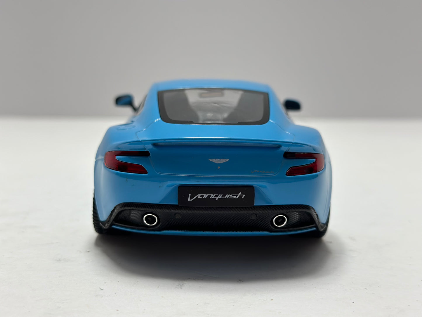 Welly 1:24 Aston Martin Vanquish Diecast Blue