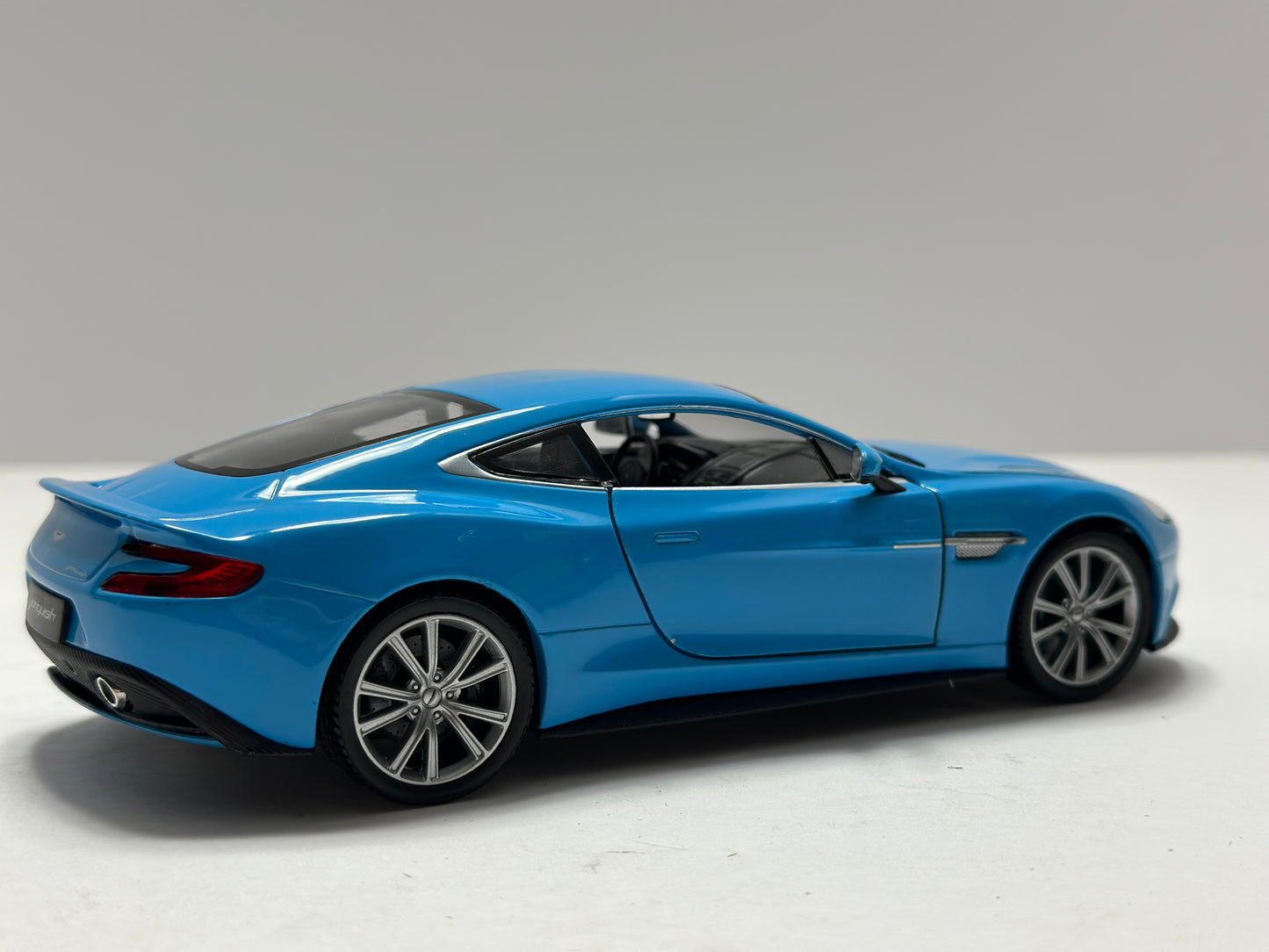 Welly 1:24 Aston Martin Vanquish Diecast Blue