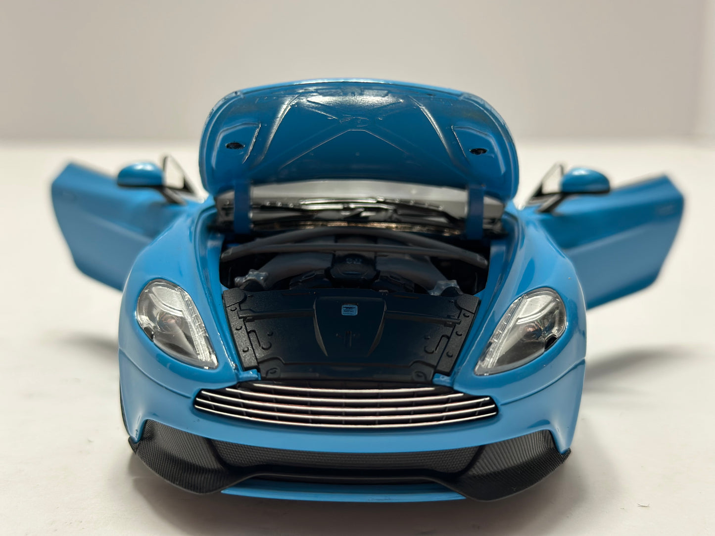 Welly 1:24 Aston Martin Vanquish Diecast Blue