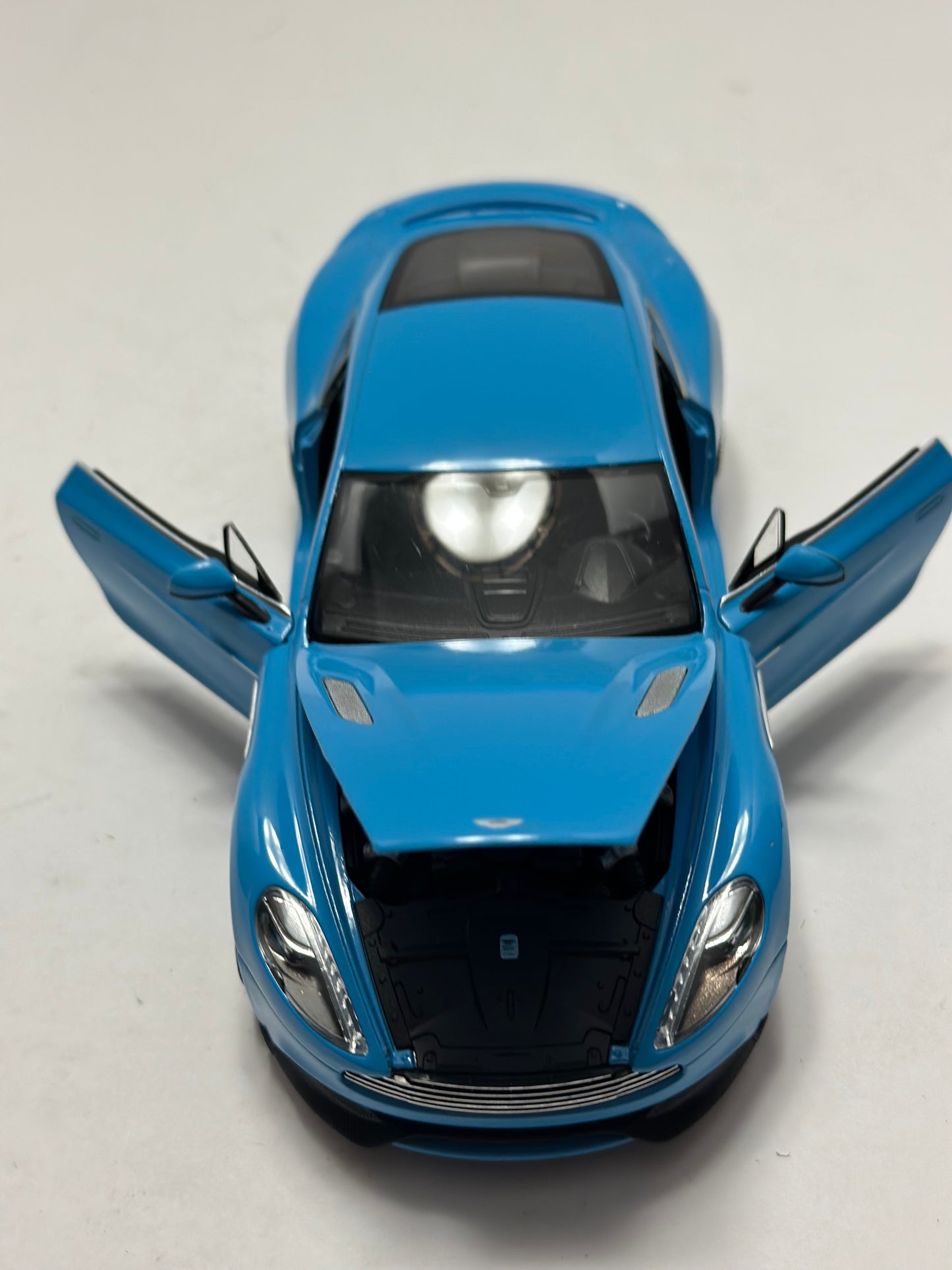 Welly 1:24 Aston Martin Vanquish Diecast Blue