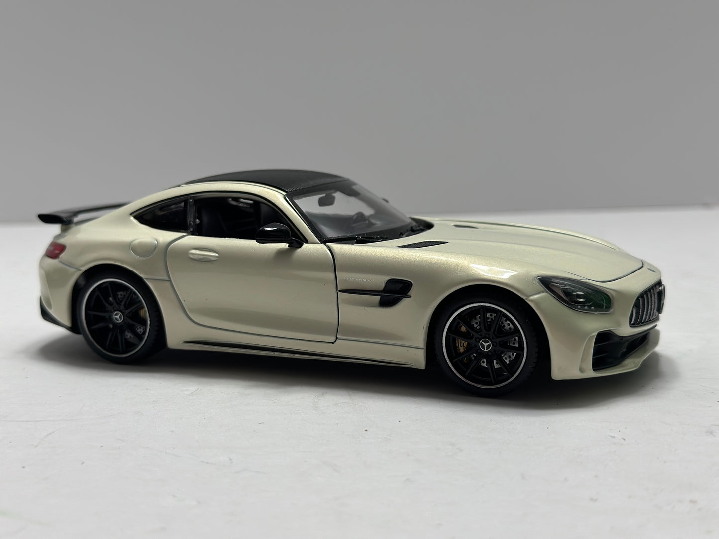 Welly 1:24 Mercedes-Benz AMG GT-R GTR Diecast White