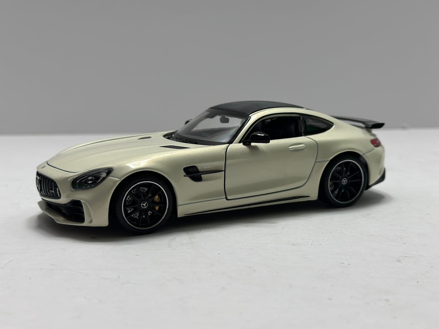 Welly 1:24 Mercedes-Benz AMG GT-R GTR Diecast White