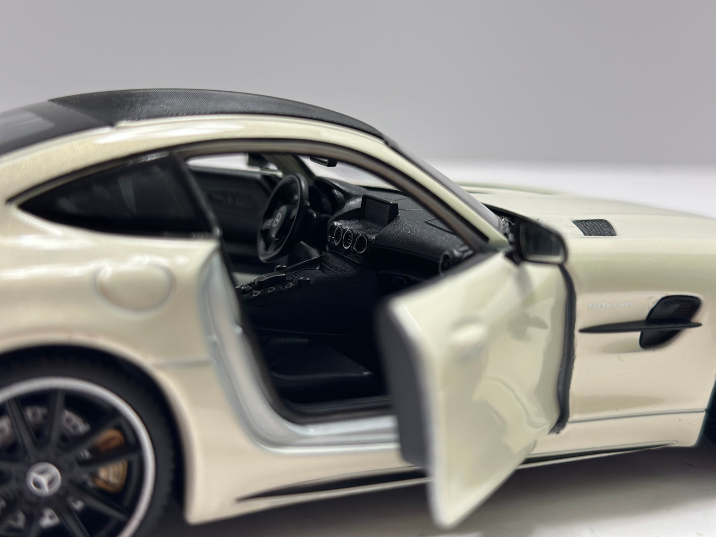 Welly 1:24 Mercedes-Benz AMG GT-R GTR Diecast White