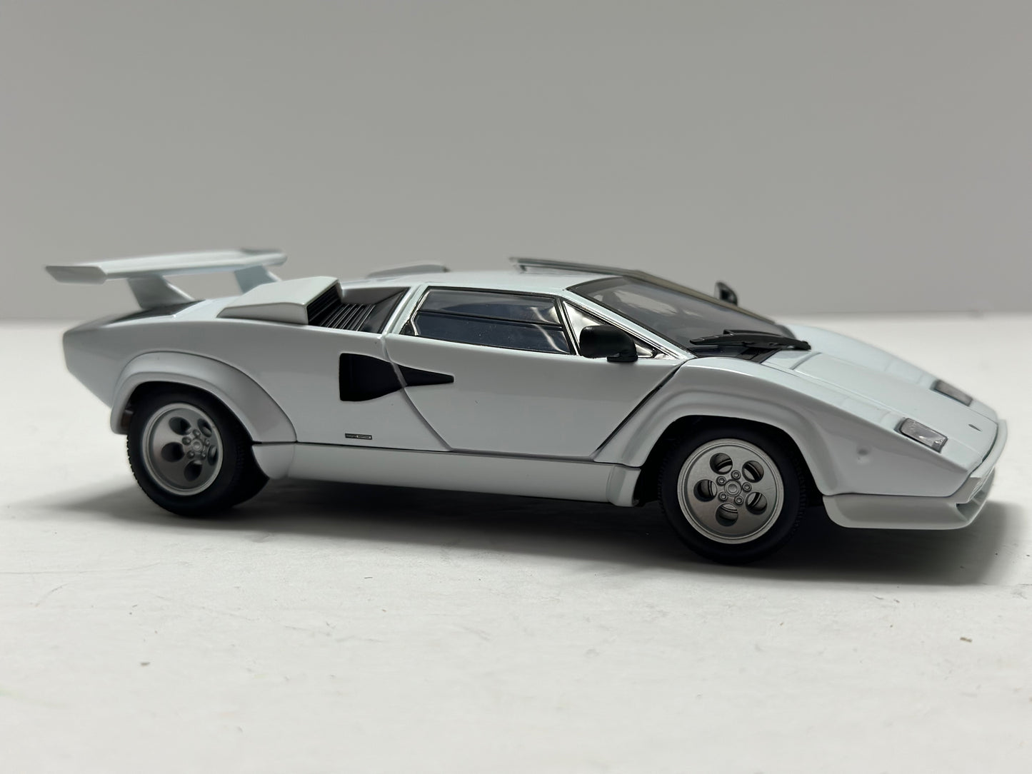 Welly 1:24 Lamborghini Countach LP 5000 S Diecast White