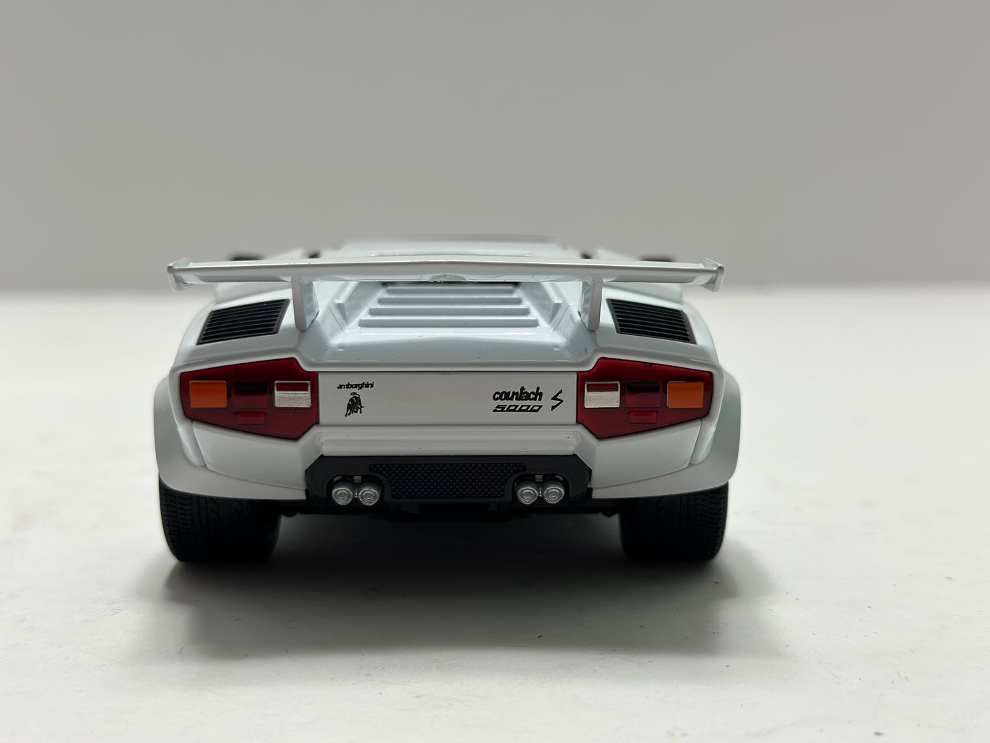 Welly 1:24 Lamborghini Countach LP 5000 S Diecast White