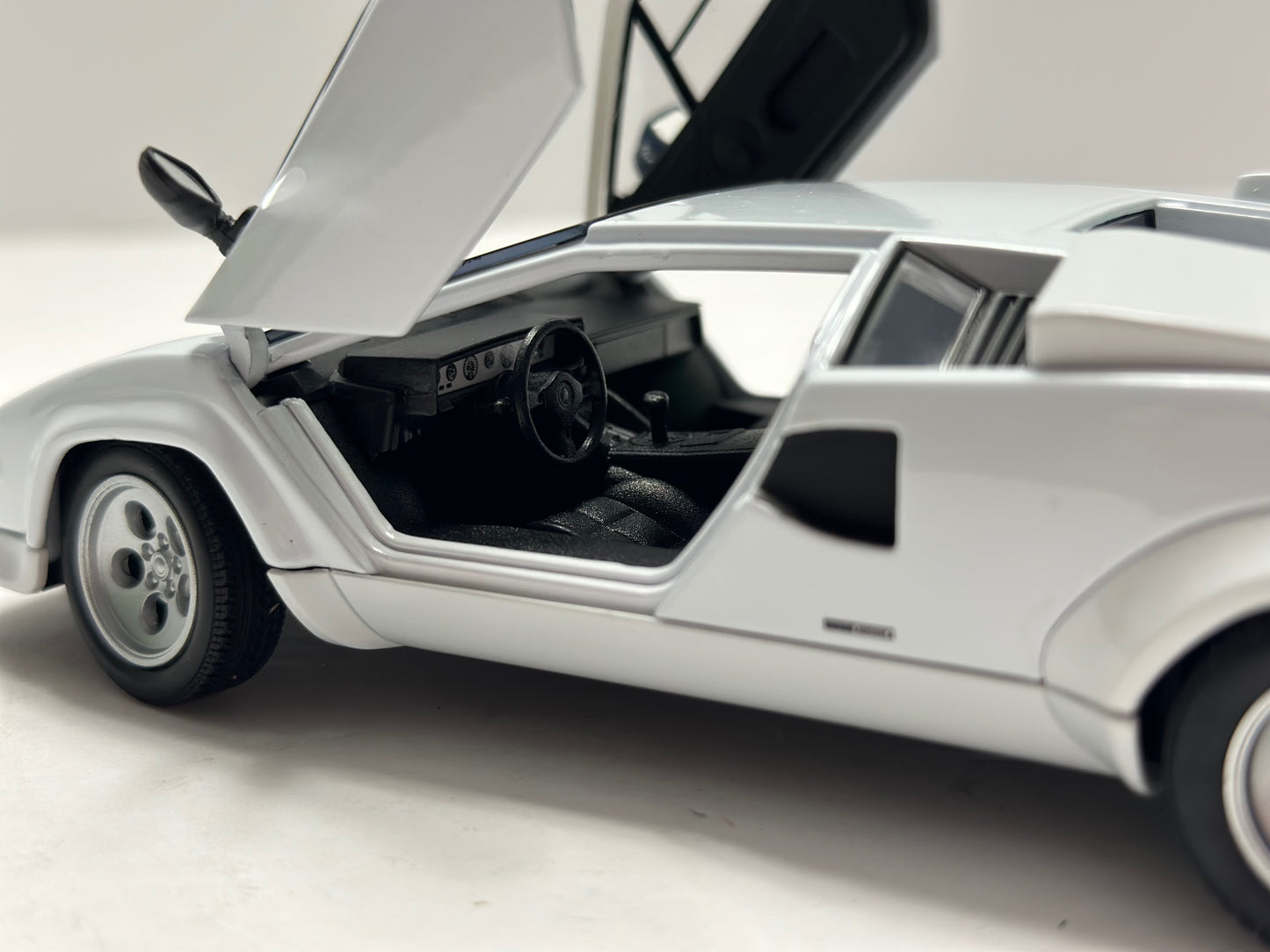 Welly 1:24 Lamborghini Countach LP 5000 S Diecast White